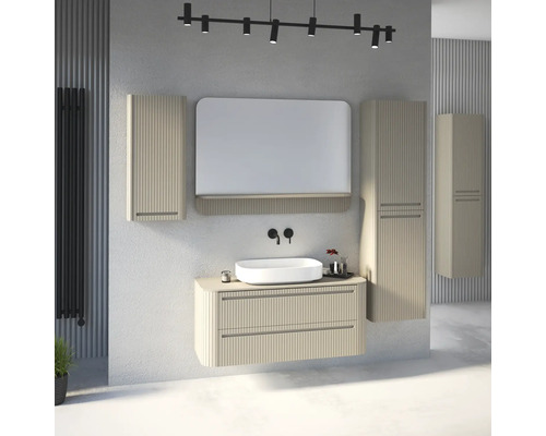 Modernes Badezimmer Set bestehend aus einem geriffelten Waschtischunterschrank, ovalem Aufsatzbecken, passenden Hochschränken und Spiegel.