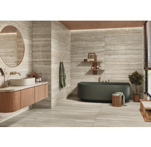 Salle de bain moderne avec baignoire, lavabo et carrelage en travertin