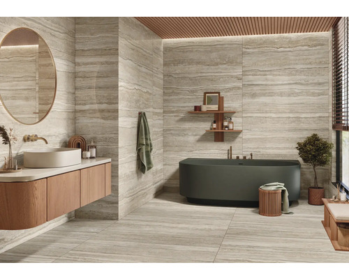 Salle de bain moderne avec baignoire, lavabo et carrelage en travertin