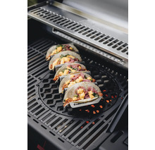 Tacos avec différents ingrédients préparés sur un gril