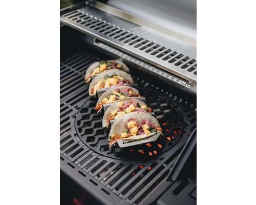 Tacos avec différents ingrédients préparés sur un gril