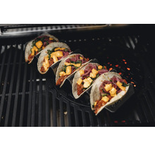 Tacos avec viande, oignons et fromage sur un barbecue