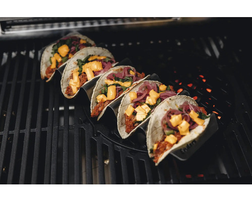 Tacos avec viande, oignons et fromage sur un barbecue