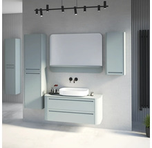 Modernes Bad mit wandhängendem Waschtischunterschrank, Aufsatzwaschbecken, Spiegel mit Ablage, Hochschränken und schwarzer Wandarmatur.