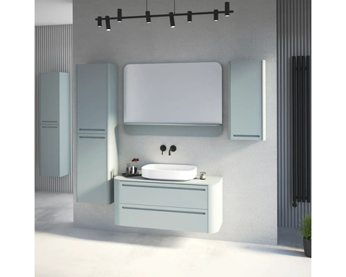 Modernes Bad mit wandhängendem Waschtischunterschrank, Aufsatzwaschbecken, Spiegel mit Ablage, Hochschränken und schwarzer Wandarmatur.