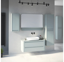 Modernes Badezimmer-Set mit hellblauem Waschtischunterschrank, weißem Aufsatzbecken, Spiegel mit Ablage und passenden Hochschränken.