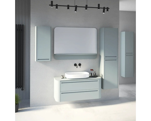 Modernes Badezimmer-Set mit hellblauem Waschtischunterschrank, weißem Aufsatzbecken, Spiegel mit Ablage und passenden Hochschränken.