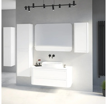 Modernes Badezimmer Set bestehend aus weißem Waschtischunterschrank, Aufsatzwaschbecken, Spiegel und Hochschränken.