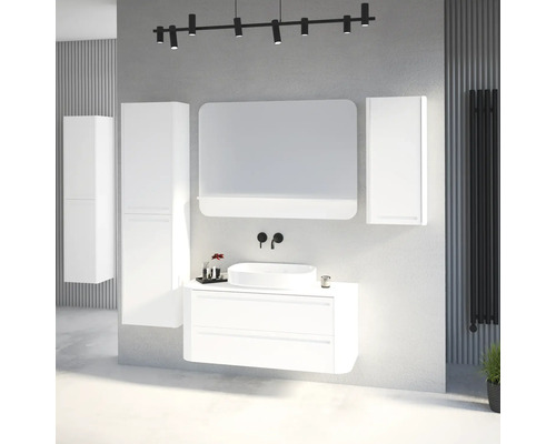 Modernes Badezimmer Set bestehend aus weißem Waschtischunterschrank, Aufsatzwaschbecken, Spiegel und Hochschränken.