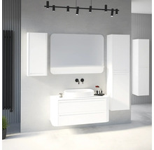 Modernes Badezimmermöbel Set in Weiss bestehend aus Waschtischunterschrank mit Aufsatzbecken, Spiegel mit Ablage und weissen Hängeschränken.