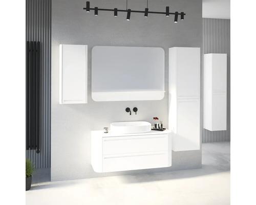Modernes Badezimmermöbel Set in Weiss bestehend aus Waschtischunterschrank mit Aufsatzbecken, Spiegel mit Ablage und weissen Hängeschränken.
