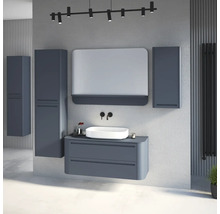 Modernes Badezimmer mit anthrazitfarbenem Waschtisch, weißem Aufsatzbecken, Spiegel und passenden Hängeschränken in minimalistischem Design.