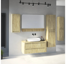 Badezimmermöbel Set in Holzoptik mit Waschtischunterschrank, weißem Aufsatzwaschbecken, Spiegel mit Ablage und Hängeschränken.