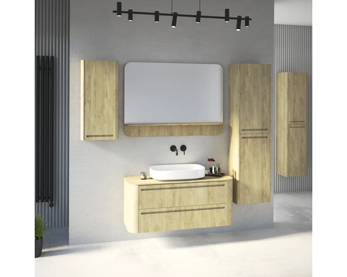 Badezimmermöbel Set in Holzoptik mit Waschtischunterschrank, weißem Aufsatzwaschbecken, Spiegel mit Ablage und Hängeschränken.