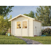 Garten mit Holzgartenhaus, Steingartenweg und Gartenzubehör