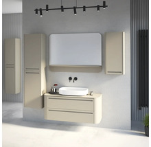 Modernes Badezimmermöbel Set in Beige mit Waschtischunterschrank, Aufsatzwaschbecken, Spiegel und Hochschrank in einem hellen Badezimmer.