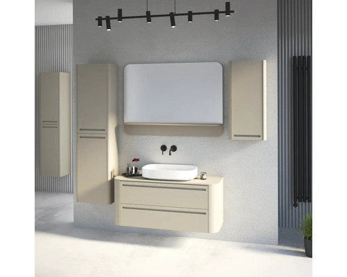 Modernes Badezimmermöbel Set in Beige mit Waschtischunterschrank, Aufsatzwaschbecken, Spiegel und Hochschrank in einem hellen Badezimmer.