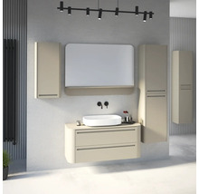 Modernes Badezimmer-Set mit beigem Waschtischunterschrank, Aufsatzwaschbecken, Spiegel mit Ablage und passenden Wandschränken.