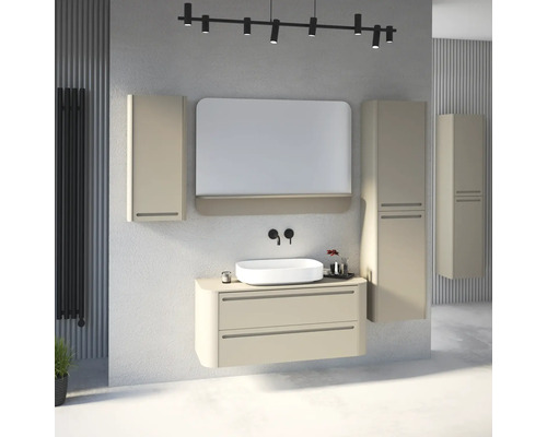 Modernes Badezimmer-Set mit beigem Waschtischunterschrank, Aufsatzwaschbecken, Spiegel mit Ablage und passenden Wandschränken.