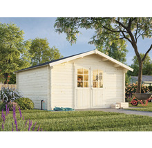 Scène de jardin avec une cabane de jardin en bois clair avec portes doubles et fenêtres sous un arbre.