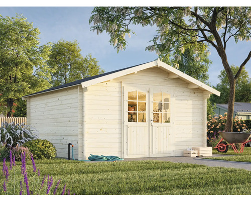 Gartenszene mit einem hellen Holzgartenhaus mit Doppeltüren und Fenstern unter einem Baum.