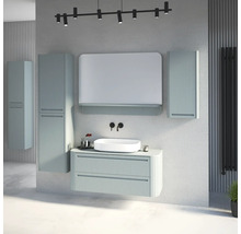 Modernes Badezimmer-Set in Hellblau mit geriffelter Front, Aufsatzwaschbecken, schwarzer Wandarmatur, Spiegelschrank und Hochschränken.