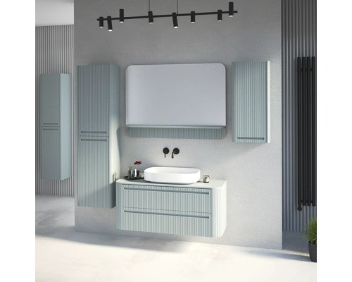 Modernes Badezimmer-Set in Hellblau mit geriffelter Front, Aufsatzwaschbecken, schwarzer Wandarmatur, Spiegelschrank und Hochschränken.