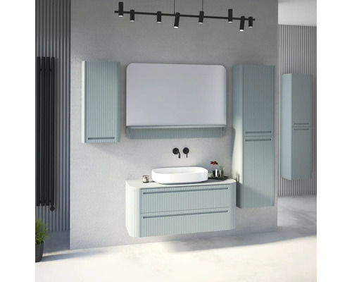 Modernes Badezimmer mit hellem Waschtischunterschrank, Aufsatzwaschbecken, Spiegel und Hochschränken in Lamellenoptik sowie schwarzer Beleuchtung.