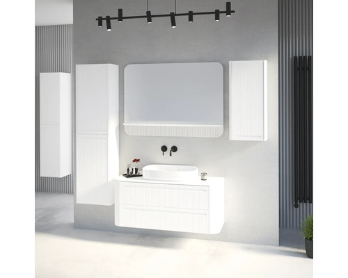 Modernes Badezimmerset in Weiss mit geriffeltem Waschtischunterschrank, Aufsatzwaschbecken, Spiegel mit Ablage und passenden Hochschränken.