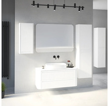 Modernes Badezimmer-Set mit weissem Waschtischunterschrank, Aufsatzwaschbecken, Spiegel mit Ablage und Hochschränken. Geriffelte Fronten.
