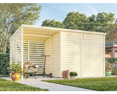 Abri de jardin avec annexe, brouette, bois et accessoires de jardin dans le jardin.