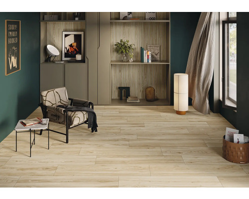 Salon avec carrelage imitation bois, fauteuil et table d'appoint