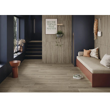 Exemple d'aménagement d'un couloir avec sol en bois, banquette et décoration