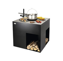 Cheminée barbecue avec aliments grillés et stockage du bois de chauffage