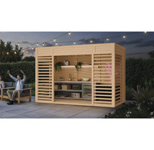 Aussenaufnahme einer Gartenbar aus Holz mit Regalen, Getränken und Kühlbox, umgeben von Pflanzen und sitzenden Personen