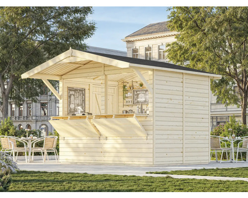 Stand de vente en bois avec tables et chaises à l'extérieur