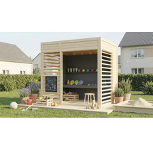 Cabane de jeu en bois avec étagères, tableau noir, légumes et bac à sable dans le jardin