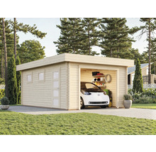 Garage en bois avec voiture et étagères dans le jardin