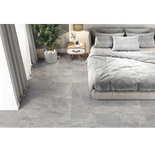 Chambre moderne avec carrelage de sol gris aspect marbre, lit et plante d'intérieur