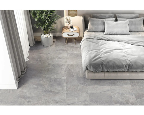 Chambre moderne avec carrelage de sol gris aspect marbre, lit et plante d'intérieur