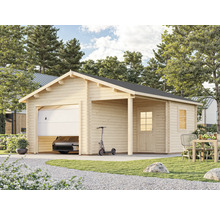 Garage en bois avec abri de voiture ouvert et voiture sur un terrain avec jardin