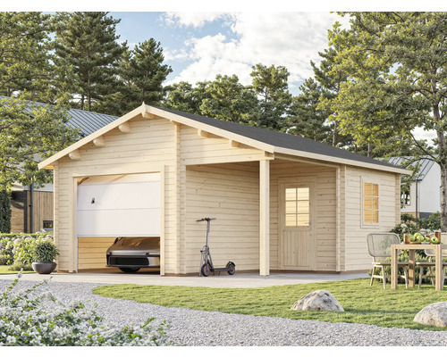 Garage en bois avec abri de voiture ouvert et voiture sur un terrain avec jardin