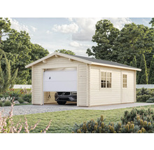 Garage en bois avec porte sectionnelle partiellement ouverte et voiture garée