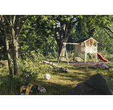 Vue claire du jardin avec aire de jeux, balançoire, cabane de jeux et toboggan
