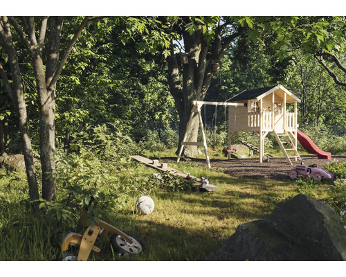 Vue claire du jardin avec aire de jeux, balançoire, cabane de jeux et toboggan