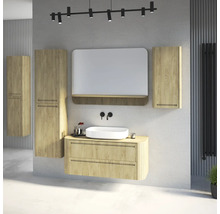 Modernes Badezimmermöbel-Set in Holzoptik mit Rillenstruktur, Waschtischunterschrank, Aufsatzbecken, Spiegel und Hochschränken.
