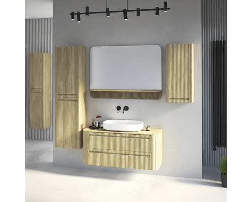 Modernes Badezimmermöbel-Set in Holzoptik mit Rillenstruktur, Waschtischunterschrank, Aufsatzbecken, Spiegel und Hochschränken.