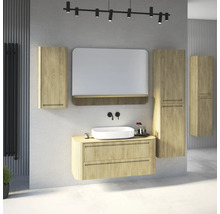 Modernes Badezimmerset mit Waschtischunterschrank in heller Holzoptik mit Rillenstruktur, weißem Aufsatzbecken, Spiegel und passenden Hängeschränken.