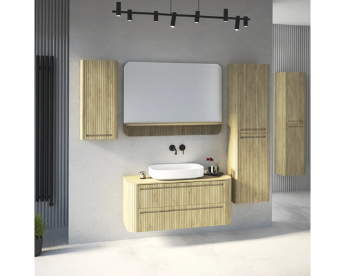 Modernes Badezimmerset mit Waschtischunterschrank in heller Holzoptik mit Rillenstruktur, weißem Aufsatzbecken, Spiegel und passenden Hängeschränken.