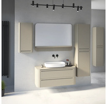 Modernes Badezimmer Set bestehend aus einem geriffelten Waschtischunterschrank, ovalem Aufsatzbecken, passenden Hochschränken und Spiegel.